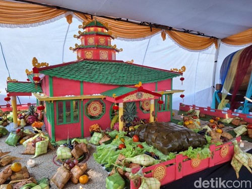 Topat agung, ketupat yang dibuat untuk Lebaran Topat di Mataram, NTB.