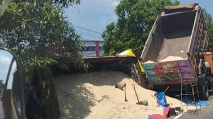 Truk kecelakaan di Jalan Tol Ir Sutami Makassar picu kemacetan.