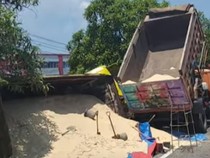 Truk Kecelakaan-Picu Macet di Tol Makassar Diduga Hindari Pemotor Lawan Arah