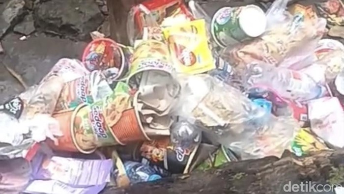 ScreenshotTumpukan sampah di Curug Cibeureum, Sukabumi