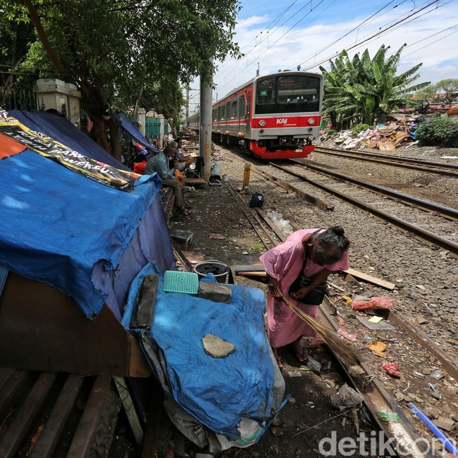 Usai Digusur, Warga Kembali Dirikan Gubuk di Pinggir Rel Senen