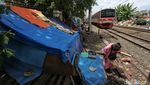 Usai Digusur, Warga Kembali Dirikan Gubuk di Pinggir Rel Senen