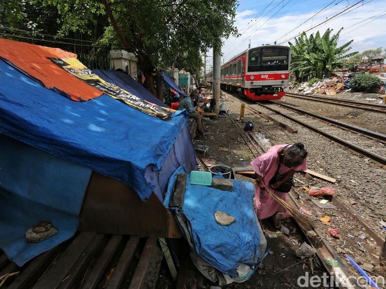Usai Digusur, Warga Kembali Dirikan Gubuk di Pinggir Rel Senen