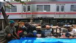 Usai Digusur, Warga Kembali Dirikan Gubuk di Pinggir Rel Senen
