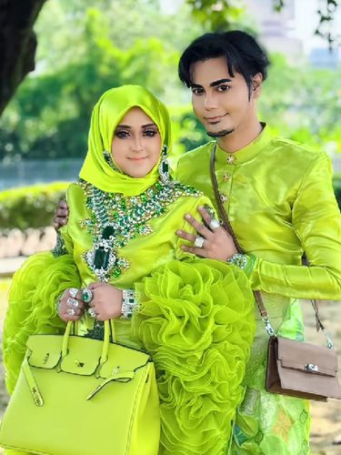 Viral! Pria ini jahit sendiri 30 pasang baju Lebaran keluarga. Penampilan nyentrik serba neon saat ziarah makam jadi sorotan netizen.