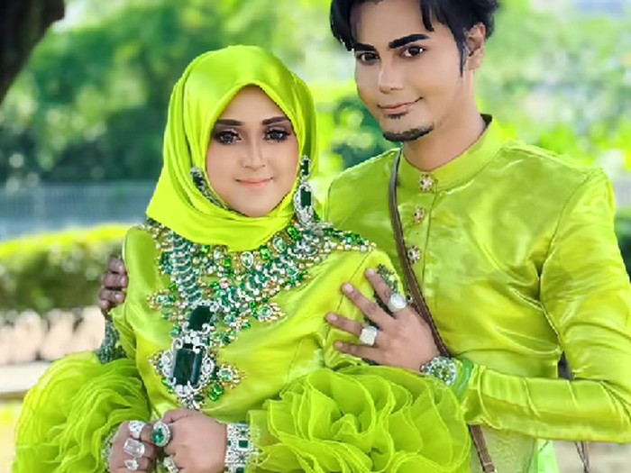 Viral! Pria ini jahit sendiri 30 pasang baju Lebaran keluarga. Penampilan nyentrik serba neon saat ziarah makam jadi sorotan netizen.