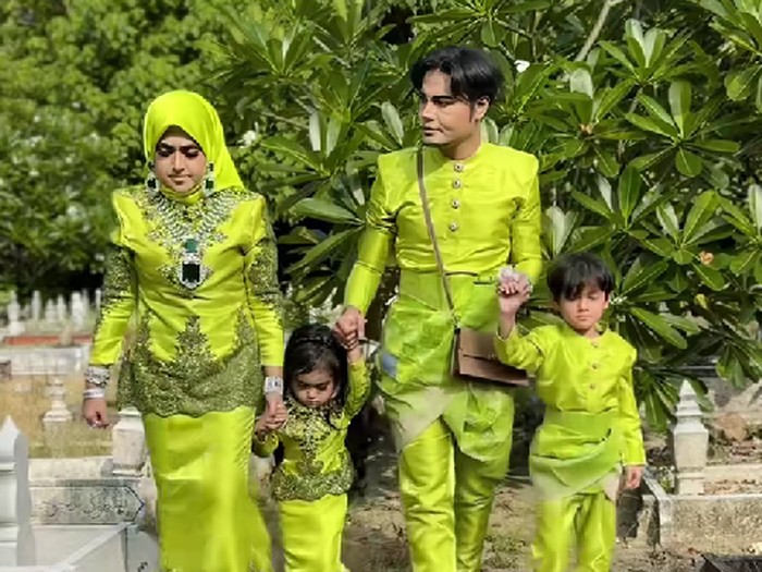 Viral! Pria ini jahit sendiri 30 pasang baju Lebaran keluarga. Penampilan nyentrik serba neon saat ziarah makam jadi sorotan netizen.