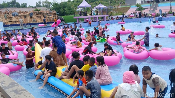 Wahana Water Park di Bandar Lampung dipadati wisatawan selama Libur Lebaran 2026