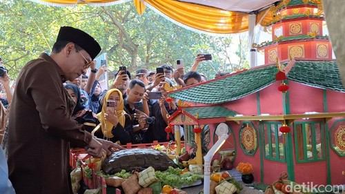 Wali Kota Mataram Mohan Roliskana saat memotong Ketupat Agung di Makam Bintaro, Ampenan, Sabtu (28/3/2026) .