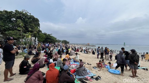Warga Kampung Jawa, Denpasar, menggelar tradisi Lebaran ketupat di Pantai Sanur, Denpasar, Bali, Sabtu (28/3/2026). (Foto: Rizki Setyo/detikBali)
