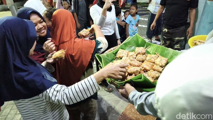 Warga Pedurungan, Kota Semarang, saat menggelar tradisi kupat jembut, Sabtu (28/3/2026).
