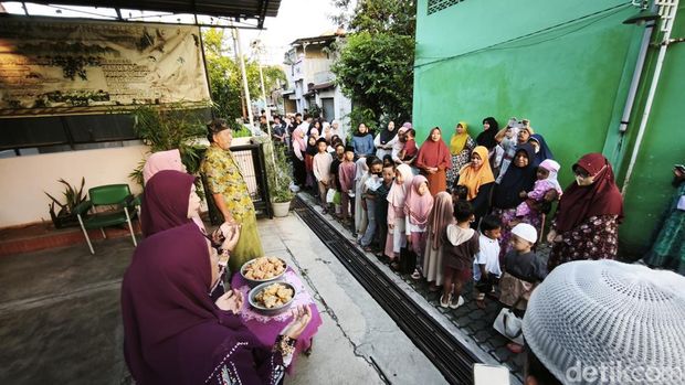 Warga Pedurungan, Kota Semarang, saat menggelar tradisi kupat jembut, Sabtu (28/3/2026).