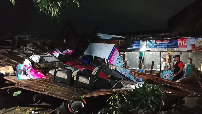 Warung dan dapur warga di Kaliombo Kota Kediri roboh dterjang angin kencang