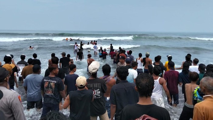 Evakuasi wisatawan Pantai Paseban Jember tewas terseret ombak