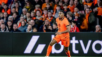 Koeman Kritik Gravenberch yang Malas Bertahan