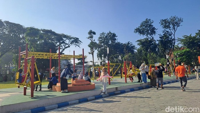 Suasana alun-alun Sidoarjo (29/3) Pagi hari.