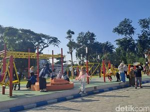 H-1 Masuk Kerja dan Sekolah, Alun-Alun Sidoarjo Diserbu Warga Sejak Pagi