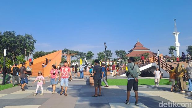 Alun-alun Sidoarjo Suasana alun-alun Sidoarjo (29/3) Pagi hari.