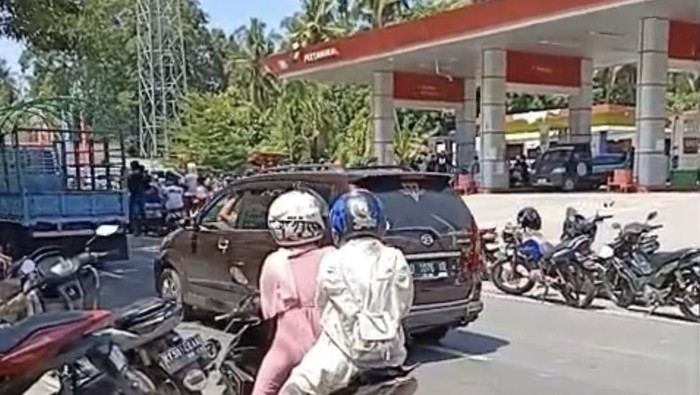 Antrean BBM di SPBU Massemba, Enrekang.
