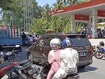 Antrean BBM di SPBU Massemba Enrekang Mengular hingga 1 Km Sejak Pagi