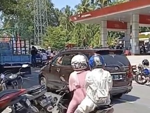 Antrean BBM di SPBU Massemba Enrekang Mengular hingga 1 Km Sejak Pagi