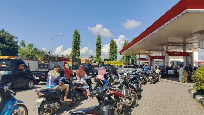 Antrean kendaraan mengisi BBM di SPBU Bone.