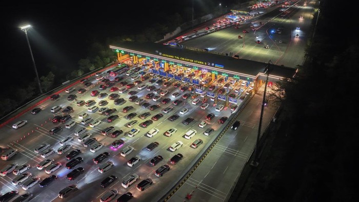 Sejumlah kendaraan melintas di Gerbang Tol Cikampek Utama, Karawang, Jawa Barat, Sabtu (28/3/2026). Berdasarkan data Jasa Marga, hingga Sabtu (28/3) pagi, 2.561.629 kendaraan masuk ke Jakarta dari total 2.946.891 yang keluar.
