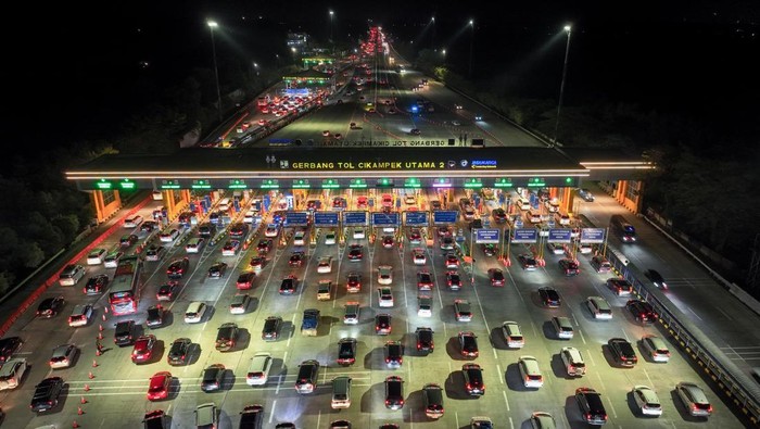 Sejumlah kendaraan melintas di Gerbang Tol Cikampek Utama, Karawang, Jawa Barat, Sabtu (28/3/2026). Berdasarkan data Jasa Marga hingga Sabtu (28/3) pagi, sebanyak 2.561.629 kendaraan masuk ke Jakarta dari total 2.946.891 kendaraan yang keluar sehingg