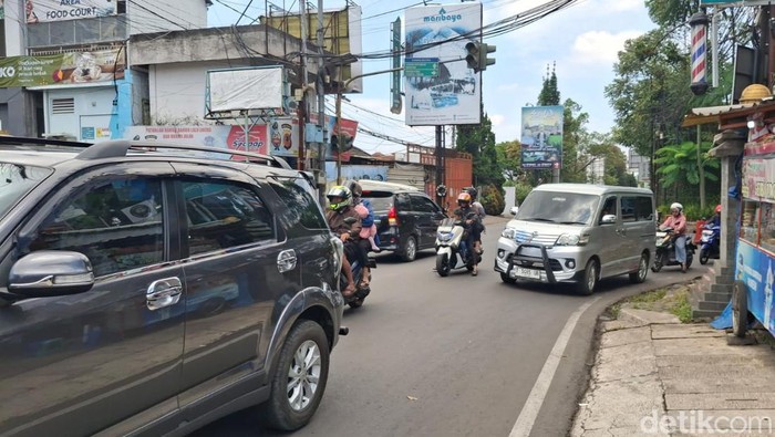 Arus lalu lintas di kawasan Lembang lengang