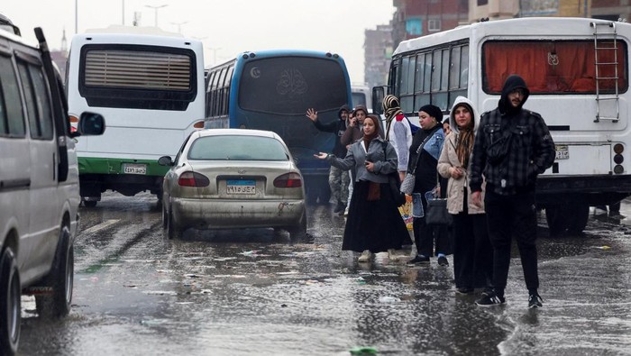 Hujan lebat disertai badai petir melanda Kairo, Senin (29/3/2026), menyebabkan gangguan pada aktivitas harian warga dan transportasi di ibu kota Mesir tersebut. Jalan-jalan tampak basah dan licin, sementara sejumlah kendaraan kesulitan melintas di te