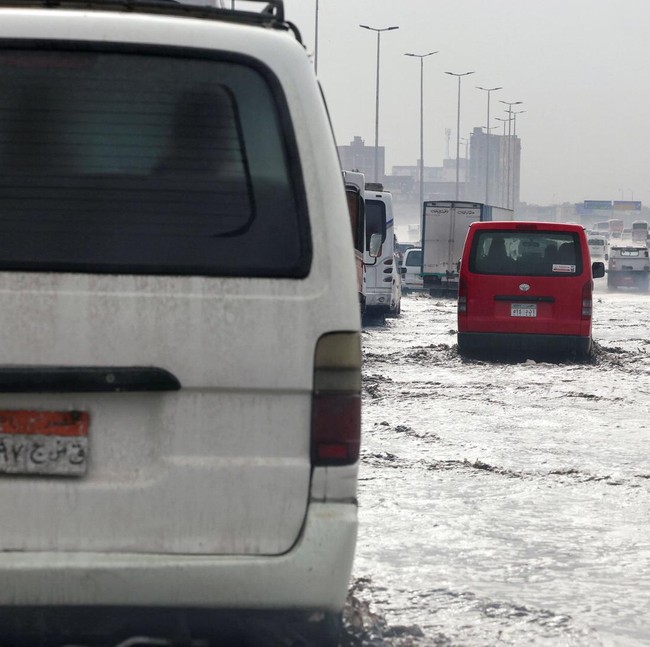 Badai Petir dan Hujan Deras Guyur Kairo, Aktivitas Warga Terganggu