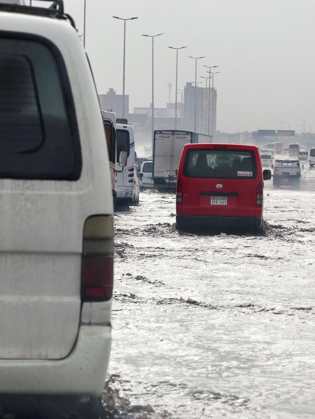 Badai Petir dan Hujan Deras Guyur Kairo, Aktivitas Warga Terganggu