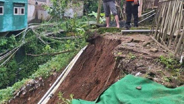 Becanda longsor dan pohon tumbang di Kuningan Becanda longsor dan pohon tumbang di Kuningan