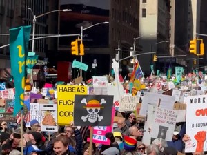 Video: Bendera One Piece Berkibar Lagi, Kali Ini di Demo No Kings Trump