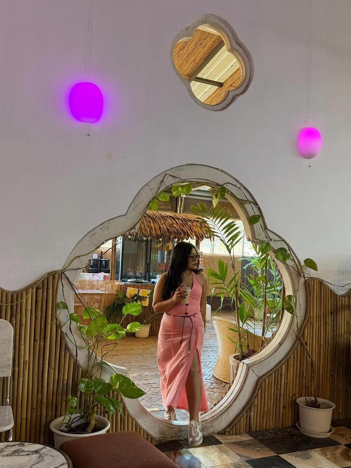 Boiyen liburan bareng Anwar BAB ke Thailand.