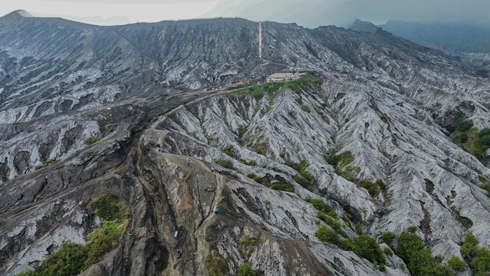 Foto udara suasana kawasan Taman Nasional Bromo Tengger Semeru (TNBTS) di Kabupaten Probolinggo, Jawa Timur, Minggu (29/3/2026). Berdasarkan data Balai Besar TNBTS, jumlah kunjungan wisatawan selama periode libur Lebaran pada 21 - 24 Maret 2026 mencapai 25.588 orang dengan kontribusi terhadap pendapatan negara bukan pajak (PNBP) lebih dari dua miliar rupiah, sementara kawasan Ranu Regulo menyumbang sebesar Rp34,5 juta. ANTARA FOTO/Irfan Sumanjaya