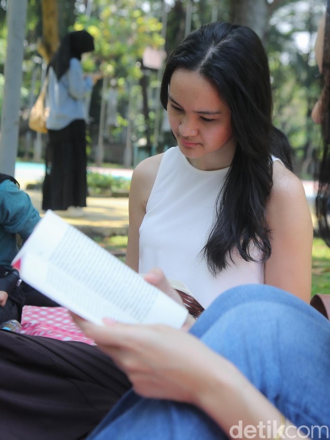 Bukan Nongkrong Biasa, Warga Jakarta Pilih Membaca Hening di Taman Menteng