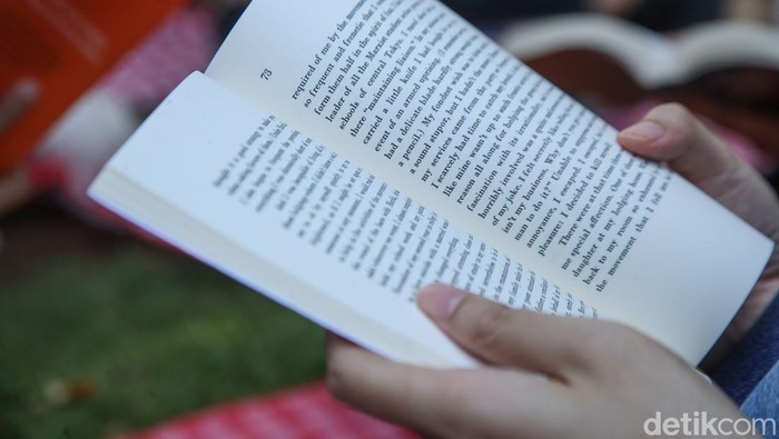 Di tengah suasana libur Lebaran yang identik dengan keramaian, kawasan Taman Menteng justru menghadirkan pemandangan berbeda. Puluhan warga memilih menghabiskan waktu dengan cara yang tak biasa: duduk tenang dan tenggelam dalam buku masing-masing mel