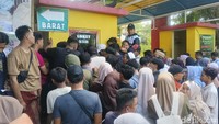 Antrean panjang terlihat sejak pagi hari di pintu masuk kawasan wisata favorit di Saronggi. (Foto: Akhmad Zaini Zen/ detikjatim)
