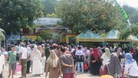 Ribuan pengunjung memadati Wisata Bukit Tawap di Desa Pagar Batu saat libur Lebaran. (Foto: Akhmad Zaini Zen/ detikjatim)