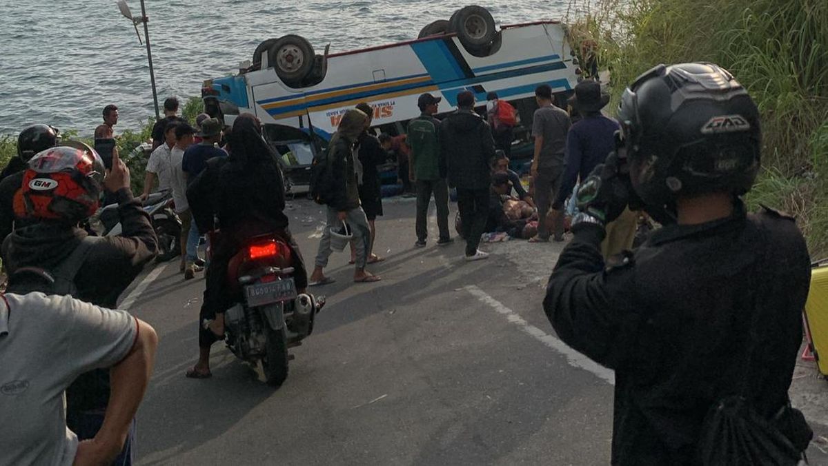 Bus Bawa Rombongan Pengantin Terbalik di Tanjakan Danau Ranau OKU Selatan
