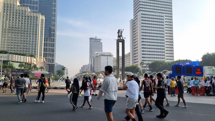 Antusias warga padati CFD Bundaran HI usai libur Lebaran.