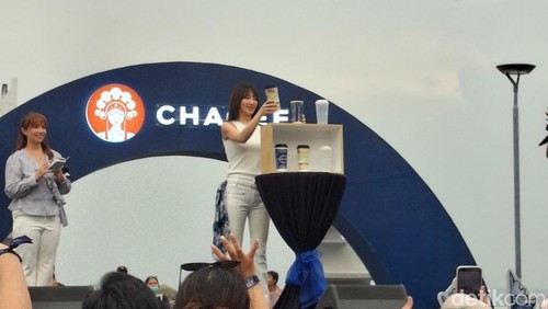 Hyoyeon SNSD saat peresmian pembukaan gerai CHAGEE di Discovery Mall Bali, Sabtu (28/3/2026). (Fabiola Dianira)