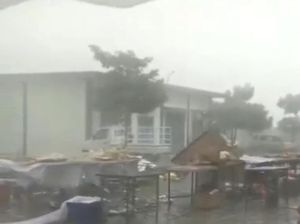 Angin Kencang Terjang Halaman RSUD Bojonegoro, Tenda dan Meja Porak-poranda