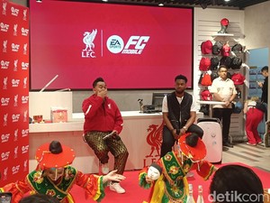 Daniel Sturridge Sapa Fans Liverpool di Jakarta