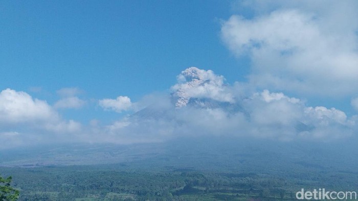 Gunung semeru kembali erupsi pada Minggu (29/03)