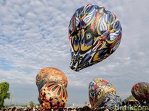 Foto: Warna-Warni Festival Balon Udara di Langit Ponorogo