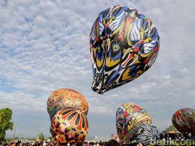 Foto: Warna-Warni Festival Balon Udara di Langit Ponorogo
