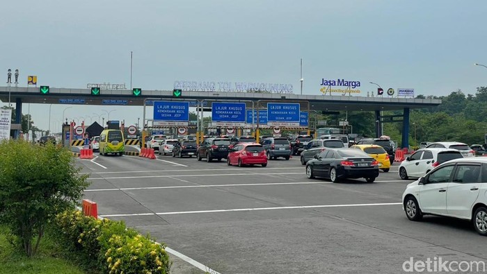 Suasana gerbang tol Warugunung saat arus balik lebaran 2026