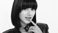 Lagi jatuh cinta, Ghea Youbi mengatakan mengubah penampilan. Hampir semua shock, nanya kenapa, habis putus cintakah, gitu. Padahal gak kenapa-kenapa, justru saya lagi jatuh cinta. Jadi karena lagi ada sesuatu yang baru, jadi mau lebih fresh saja sih, ujarnya dilihat di YouTube Insertlive, Senin (30/3/2026). (Foto: dok Instagram gheayoubi)